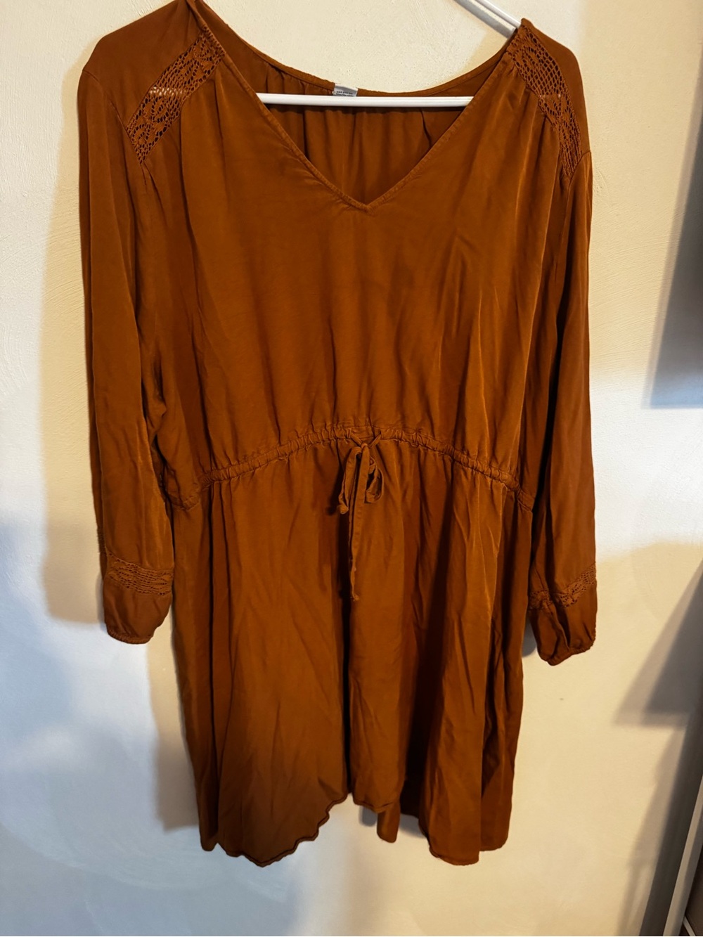 Old Navy Women's Long-Sleeve V-Neck Drawstring Dress - Rust Brown